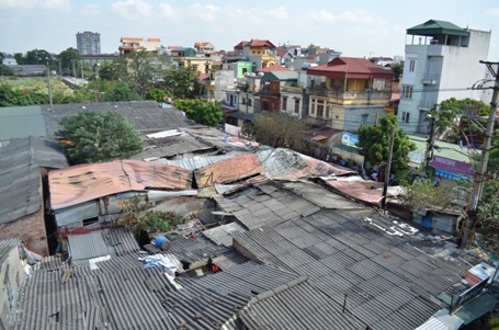 Đám cháy làm thủng mái cửa hàng tạp hóa