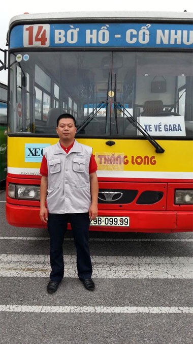 Vinh danh những tài xế xe buýt Thủ đô “lái xe an toàn” - 5 Tài xế Nguyễn Đức Nam chuẩn bị vào bài thi lái xe trong hình