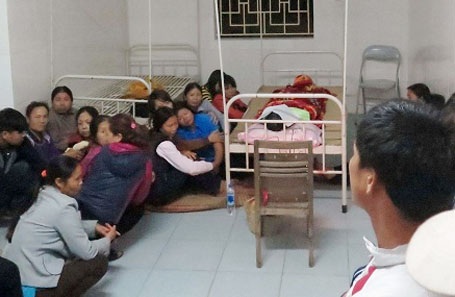 Vụ sản phụ tử vong ở Thái Bình: Do y sĩ trạm y tế xã chủ quan! - 1 Người nhà nạn nhân đau xót trước cái chết sản phụ Hiền tại trạm y tế xã