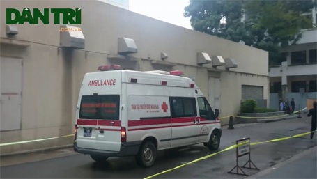 Diễn tập tiếp nhận ca nghi mắc Ebola tại Bệnh viện Nhiệt đới trung ương - 2 Xe đưa bệnh nhân nghi nhiễm Ebola từ sân bay Nội Bài...