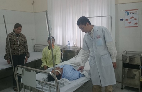 Vụ sắt rơi từ đường sắt trên cao: “Lúc đó mặt mũi tôi tối sầm lại” - 2 Bác sĩ Phạm Thái Hưng đang xem xét tình hình sức khỏe bệnh nhân Phong...
