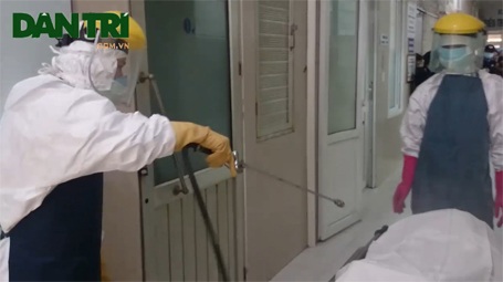 Diễn tập tiếp nhận ca nghi mắc Ebola tại Bệnh viện Nhiệt đới trung ương - 11 Liên tục khử khuẩn...