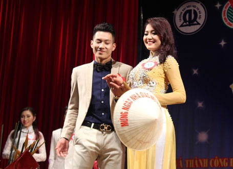 Ngắm tân Hoa khôi và Nam vương trường ĐH Nội vụ Hà Nội - 2 Việt Cường trong phần thi trang phục bắt buộc