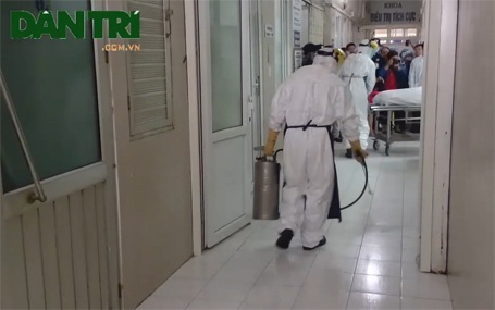 Diễn tập tiếp nhận ca nghi mắc Ebola tại Bệnh viện Nhiệt đới trung ương - 12 Liên tục khử khuẩn...