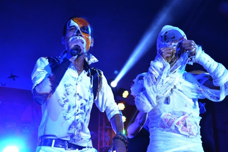 Các nghệ sỹ hóa trang thành ma quỷ biểu diễn bốc lửa trên sân khấu