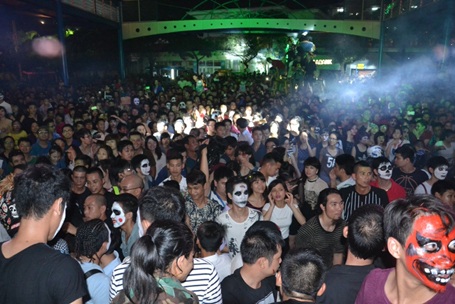 Mặt quỷ ,mặt người đông nghịt...