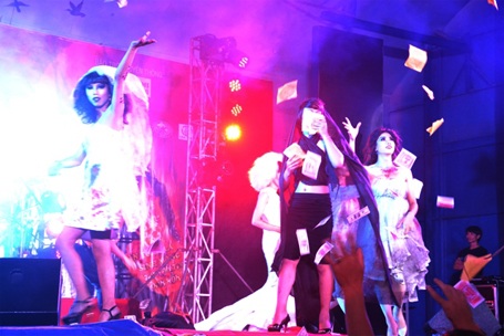 Các nghệ sỹ hóa trang thành ma quỷ biểu diễn bốc lửa trên sân khấu