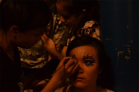 Hóa trang thành ma quỷ...