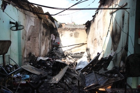 Đám cháy làm thủng mái cửa hàng tạp hóa