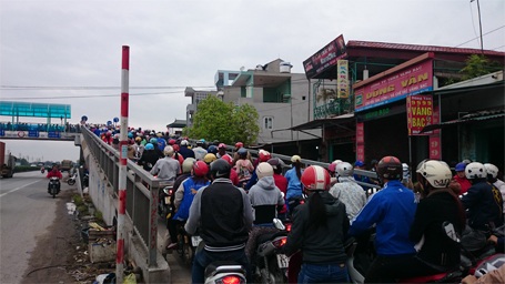 Dòng người và phương tiện chật cứng đường lên cầu...