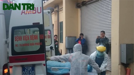 Diễn tập tiếp nhận ca nghi mắc Ebola tại Bệnh viện Nhiệt đới trung ương - 3 Chuyển bệnh nhân vào khu cách ly