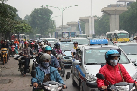 Làn đường dành cho xe buýt cũng chật cứng...