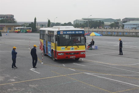 Vinh danh những tài xế xe buýt Thủ đô “lái xe an toàn” - 4 Phần thi lái xe trong hình.
