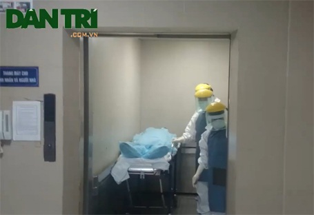 Diễn tập tiếp nhận ca nghi mắc Ebola tại Bệnh viện Nhiệt đới trung ương - 4 Vận chuyển vào thang máy