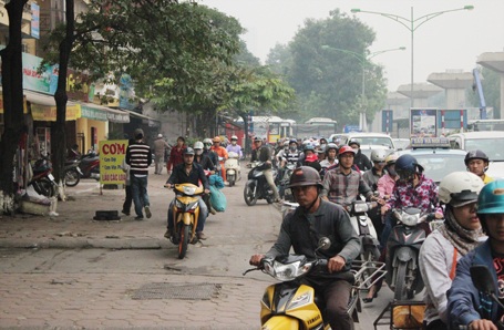Leo lên vỉa hè để di chuyển qua đoạn đường tắc nghẽn này
