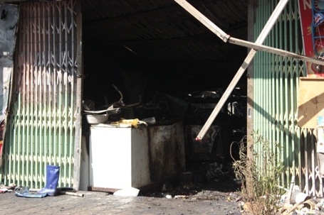 Đám cháy phát ra từ cửa hàng tạp hóa ở giữa, sau đó lan sang 2 cửa hàng bên cạnh