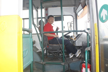 Vinh danh những tài xế xe buýt Thủ đô “lái xe an toàn” - 2 Thắt dây an toàn...