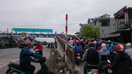 Không kiên nhẫn chờ đợi, nhiều người đã quay lại đi vòng khá xa mới sang được đường