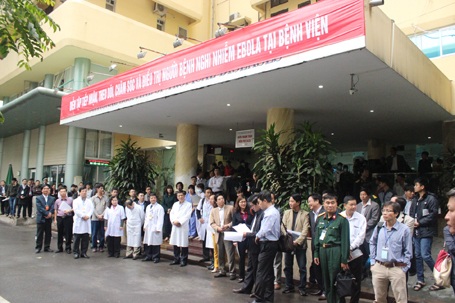 Diễn tập tiếp nhận ca nghi mắc Ebola tại Bệnh viện Nhiệt đới trung ương - 1 Các đại biểu theo dõi buổi diễn tập