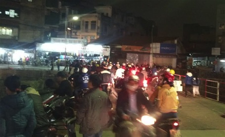 Hà Nội: Phát hiện xác người đàn ông dưới chân cầu Sét - 3 Rất đông người dân theo dõi vụ việc, khiến giao thông qua khu vực này gặp khó khăn