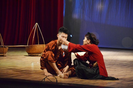 Ngắm tân Hoa khôi và Nam vương trường ĐH Nội vụ Hà Nội - 3 Việt Cường trong phần thi năng khiếu: Kịch và múa đương đại Chí phèo - Thị Nở