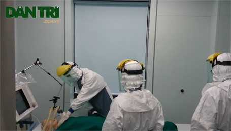 Diễn tập tiếp nhận ca nghi mắc Ebola tại Bệnh viện Nhiệt đới trung ương - 5 Đang điều trị đặc biệt...