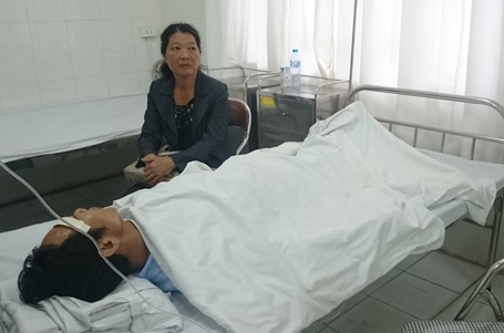 Vụ sắt rơi từ đường sắt trên cao: “Lúc đó mặt mũi tôi tối sầm lại” - 1 Bà Hằng bị thương nhẹ đang chăm sóc ông Phong...