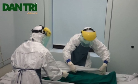 Diễn tập tiếp nhận ca nghi mắc Ebola tại Bệnh viện Nhiệt đới trung ương - 6 Bệnh nhân đã tử vong, các bác sĩ đang gói...