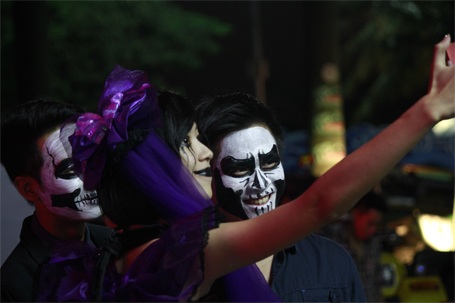 Mặt quỷ ,mặt người đông nghịt...