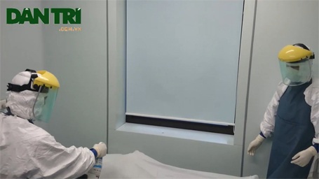 Diễn tập tiếp nhận ca nghi mắc Ebola tại Bệnh viện Nhiệt đới trung ương - 7 Khử khuẩn tử thi