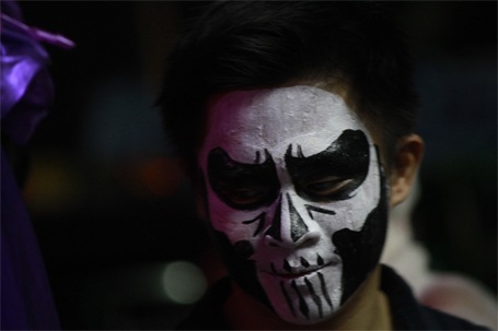 Mặt quỷ ,mặt người đông nghịt...