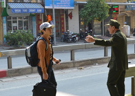 Hà Nội: Người đi bộ ngỡ ngàng khi bị phạt tiền ở đường trên cao - 2 Nhiều người tỏ ra ngỡ ngàng khi bị xử phạt