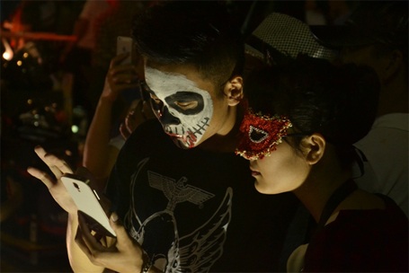 Mặt quỷ ,mặt người đông nghịt...