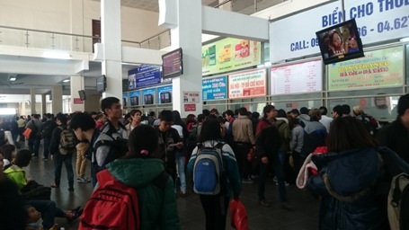 Bến Xe Giáp Bát đã đông kín người từ đầu giờ chiều