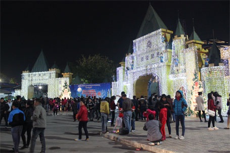 Giới trẻ Hà Thành thích thú chụp ảnh với “Con đường tuyết” - 1 Công viên nước Hồ Tây được trang hoàng lộng lẫy trong mùa Giáng sinh 2014