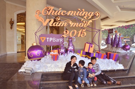 Sảnh ngoài của Trung tâm thương mại Tràng Tiền cũng đã được trang hoàng đẹp mắt.