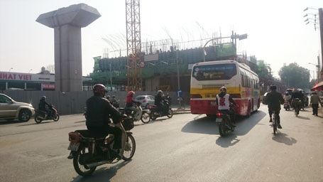 Người đi đường né giàn giáo “khủng” của đường sắt trên cao