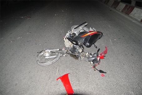 Xe máy vỡ vụ sau cú tông xe taxi đi ngược chiều