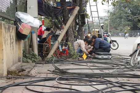 Nhà mạng dọn dẹp và đấu nối lại dây cáp cho gọn gàng