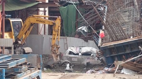 Cơ quan chức năng tiến hành kiểm tra ngay khi vừa đưa giàn giáo ra khỏi hiện trường