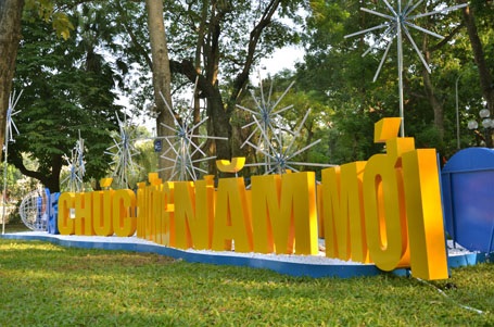 Dòng chữ Happy new year 2015 - Chúc mừng năm mới 2015 bên Hồ Hoàn Kiếm