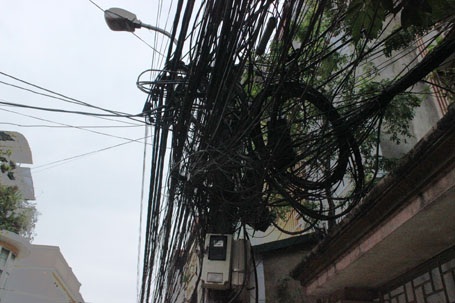 Hà Nội: Dọn “rác trời” trên nhiều tuyến phố