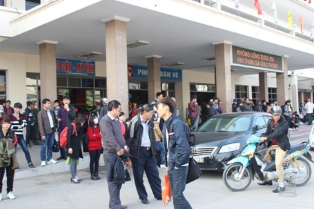 Trước cửa bến xe Mỹ Đình