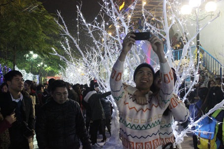 Giới trẻ Hà Thành thích thú chụp ảnh với “Con đường tuyết” - 12 Có lẽ đây là mùa Noel thú vị của nhiều người