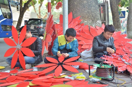 Công nhân chiếu sáng đang gấp rút treo đèn trang trí