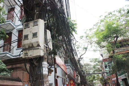 Hà Nội: Dọn “rác trời” trên nhiều tuyến phố