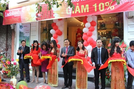 Ông Phạm Hoàng Long (giữa) trong buổi lễ cắt băng khai trương showroom