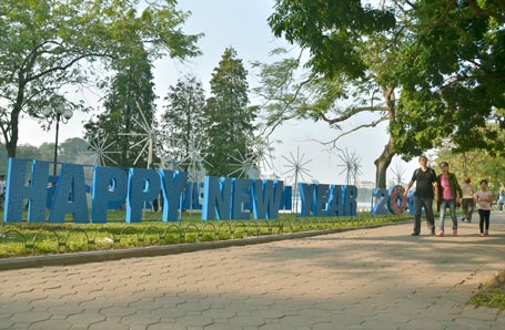 Dòng chữ Happy new year 2015 - Chúc mừng năm mới 2015 bên Hồ Hoàn Kiếm
