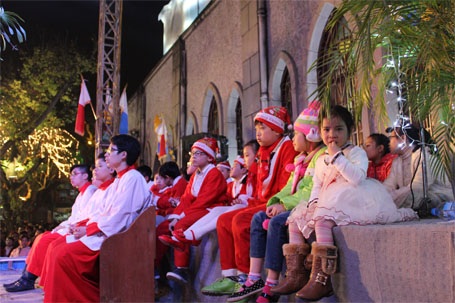 Sân khấu chính của nhà thờ Hàm Long lộng lẫy trong đêm Noel.