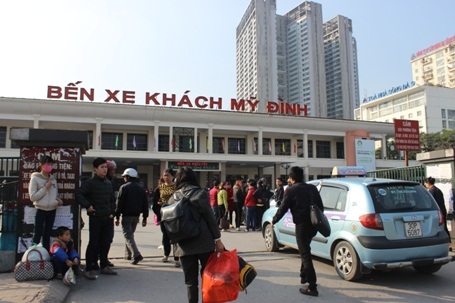 Dòng người liên tục đổ về bến xe Mỹ Đình